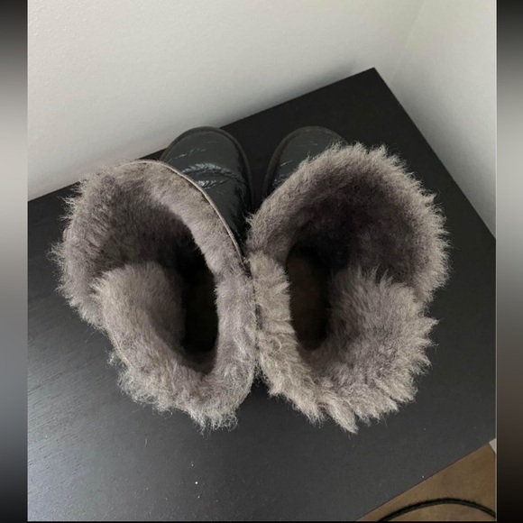 Ugg boots, fuzzy women’s uggs size 6 - Picture 4 of 6